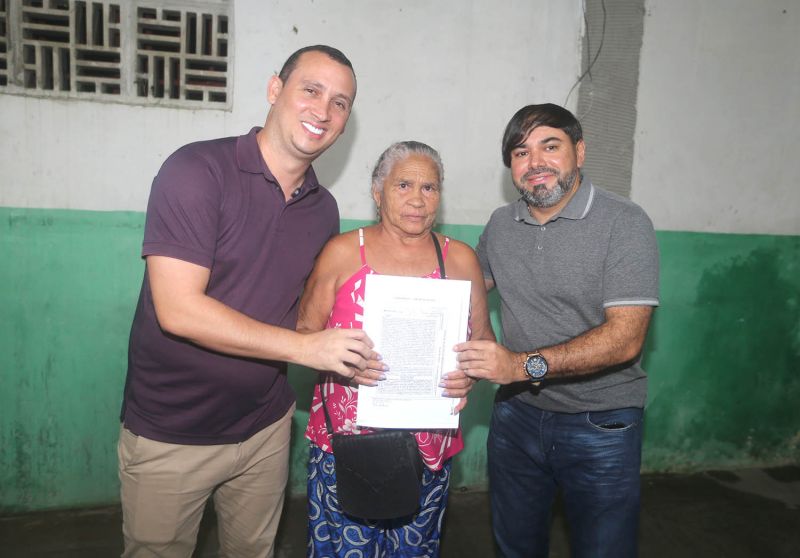 Entrega de títulos de propriedade no centro comunitário do Floresta Parque