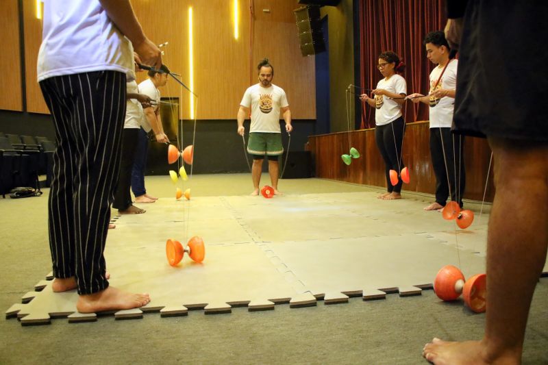 Iniciação às técnicas circenses no teatro municipal de Ananindeua