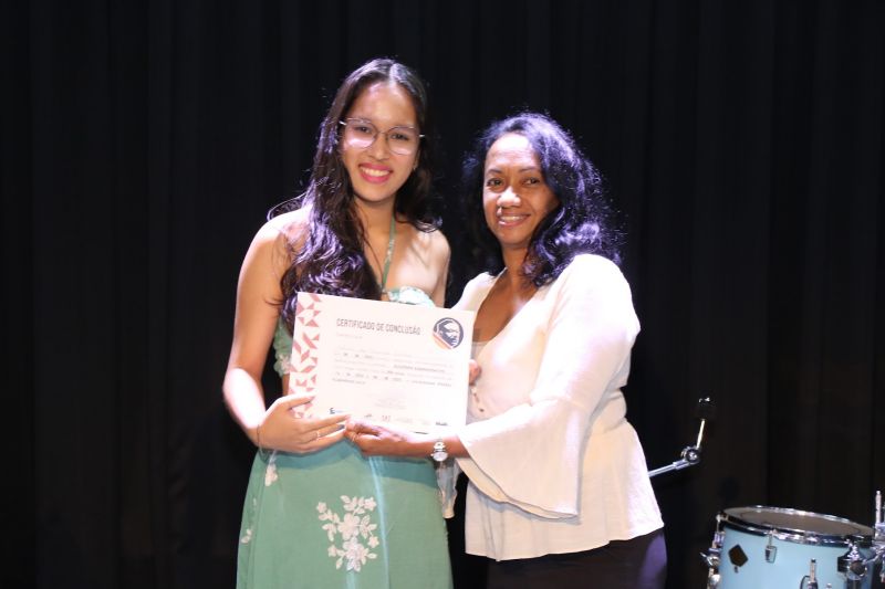 Entrega de certificado do curso profissionalizante no CRAS Estrela