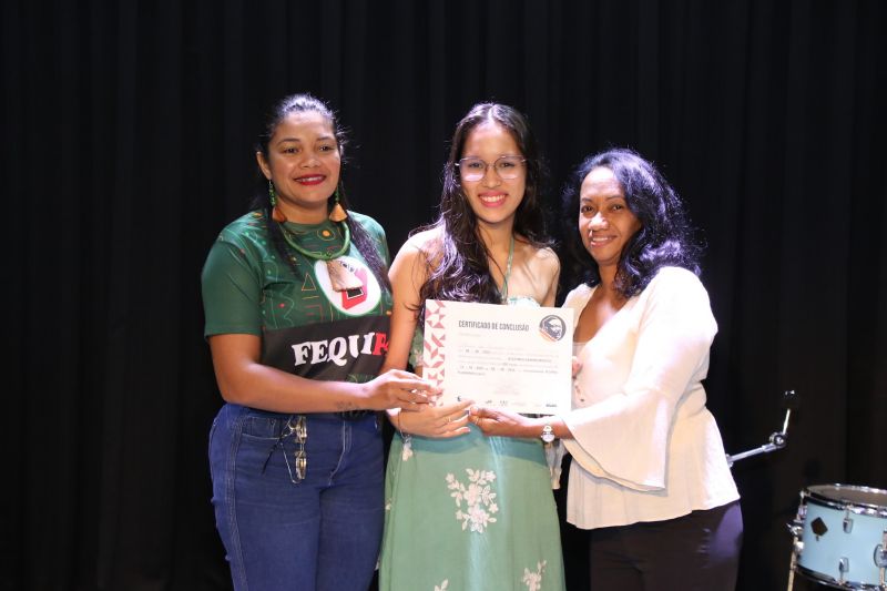 Entrega de certificado do curso profissionalizante no CRAS Estrela