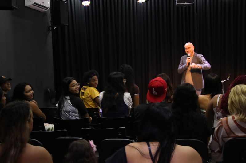 Entrega de certificado do curso profissionalizante no CRAS Estrela