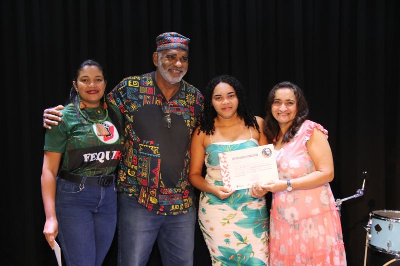 Entrega de certificado do curso profissionalizante no CRAS Estrela