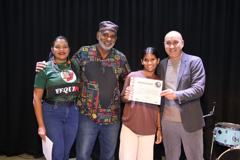 Entrega de certificado do curso profissionalizante no CRAS Estrela