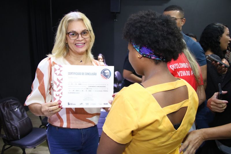 Entrega de certificado do curso profissionalizante no CRAS Estrela