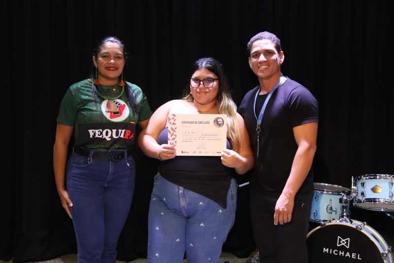 Entrega de certificado do curso profissionalizante no CRAS Estrela