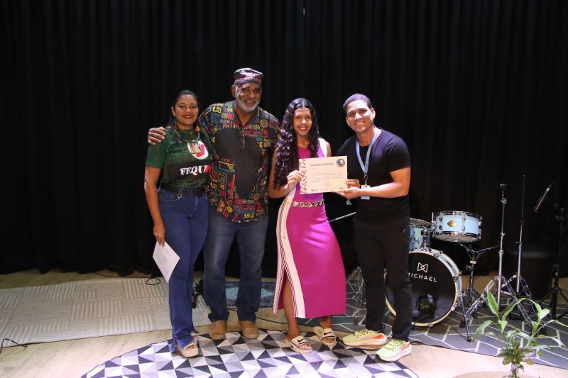 Entrega de certificado do curso profissionalizante no CRAS Estrela