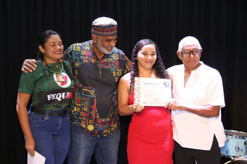 Entrega de certificado do curso profissionalizante no CRAS Estrela