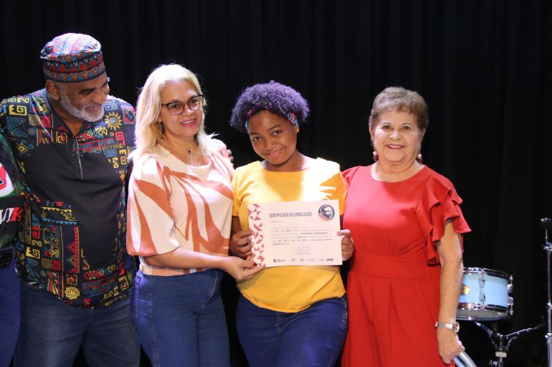 Entrega de certificado do curso profissionalizante no CRAS Estrela