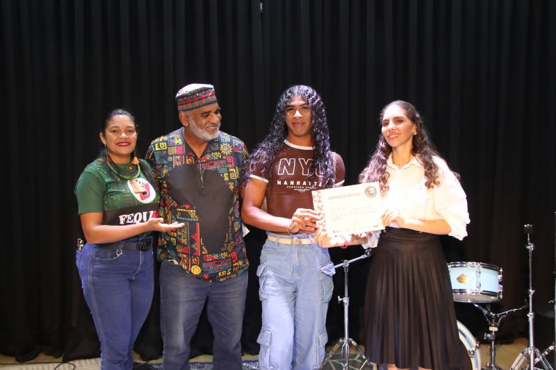 Entrega de certificado do curso profissionalizante no CRAS Estrela