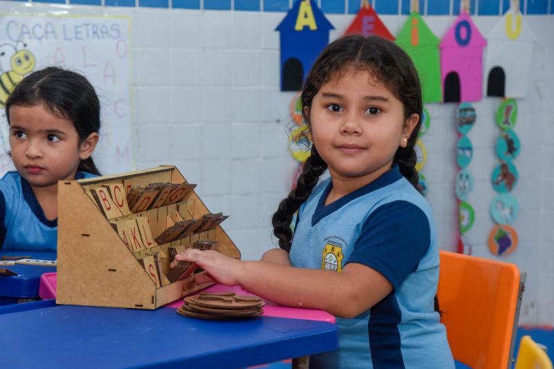 Imagens de alunos da escola EMEF Adelina Lúcia de Sousa no Jardelândia