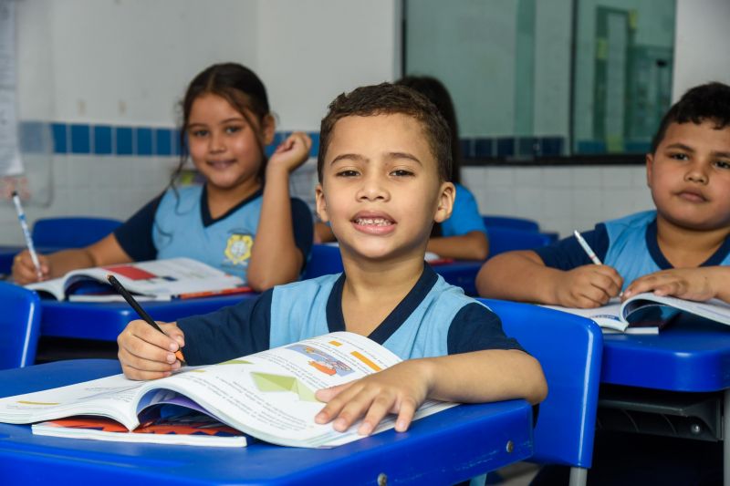 Imagens de alunos da escola EMEF Adelina Lúcia de Sousa no Jardelândia