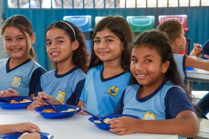 Imagens de alunos da escola EMEF Adelina Lúcia de Sousa no Jardelândia