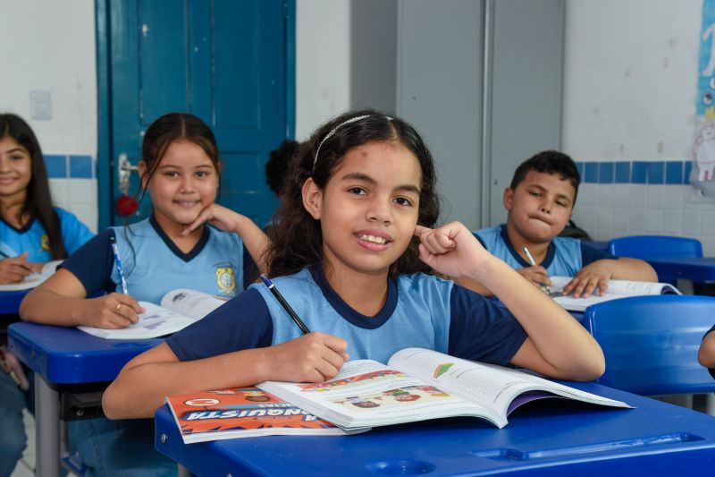 Imagens de alunos da escola EMEF Adelina Lúcia de Sousa no Jardelândia
