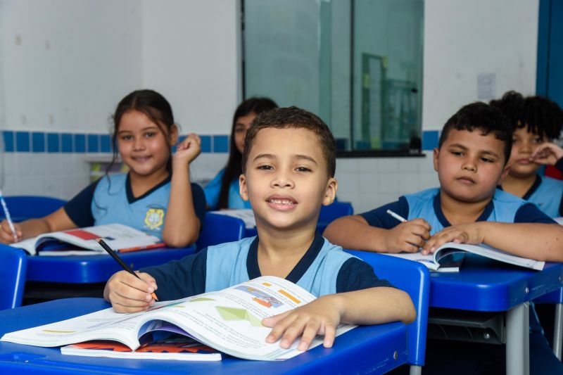 Imagens de alunos da escola EMEF Adelina Lúcia de Sousa no Jardelândia