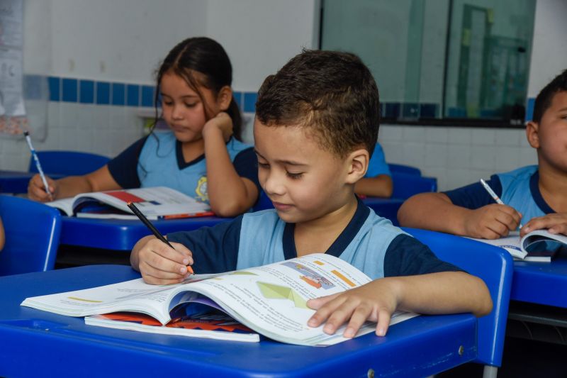 Imagens de alunos da escola EMEF Adelina Lúcia de Sousa no Jardelândia