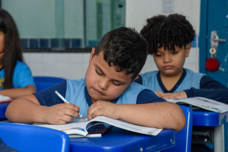 Imagens de alunos da escola EMEF Adelina Lúcia de Sousa no Jardelândia