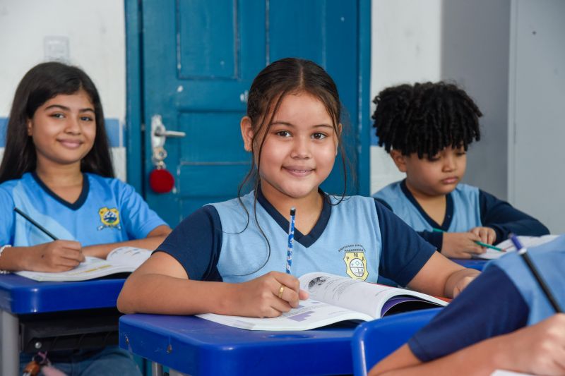 Imagens de alunos da escola EMEF Adelina Lúcia de Sousa no Jardelândia