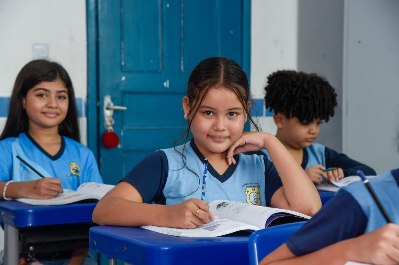 Imagens de alunos da escola EMEF Adelina Lúcia de Sousa no Jardelândia