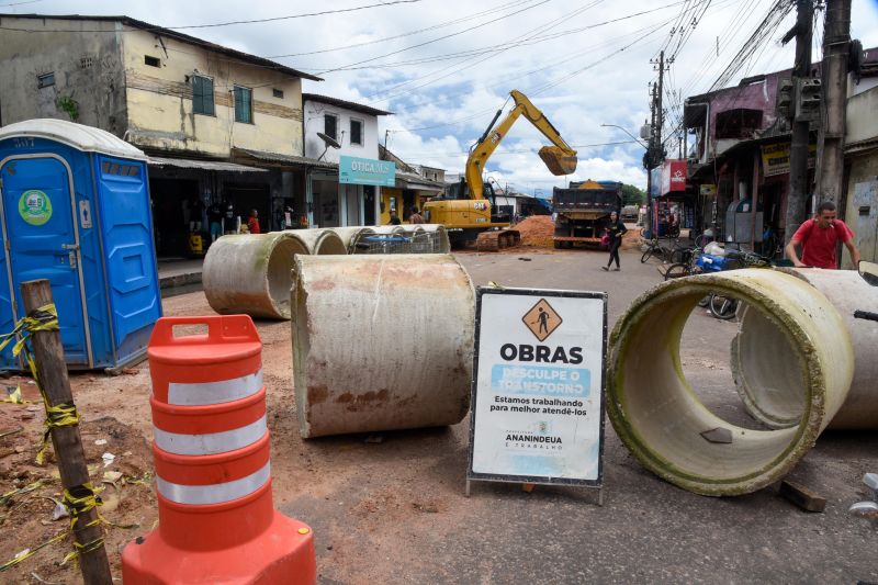 Serviços de Drenagem na arterial 5B próximo ao canteiro central do PAAR