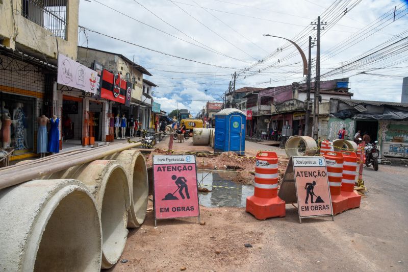 Serviços de Drenagem na arterial 5B próximo ao canteiro central do PAAR