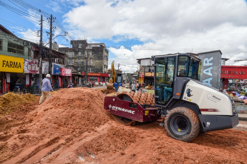 Serviços de Drenagem na arterial 5B próximo ao canteiro central do PAAR