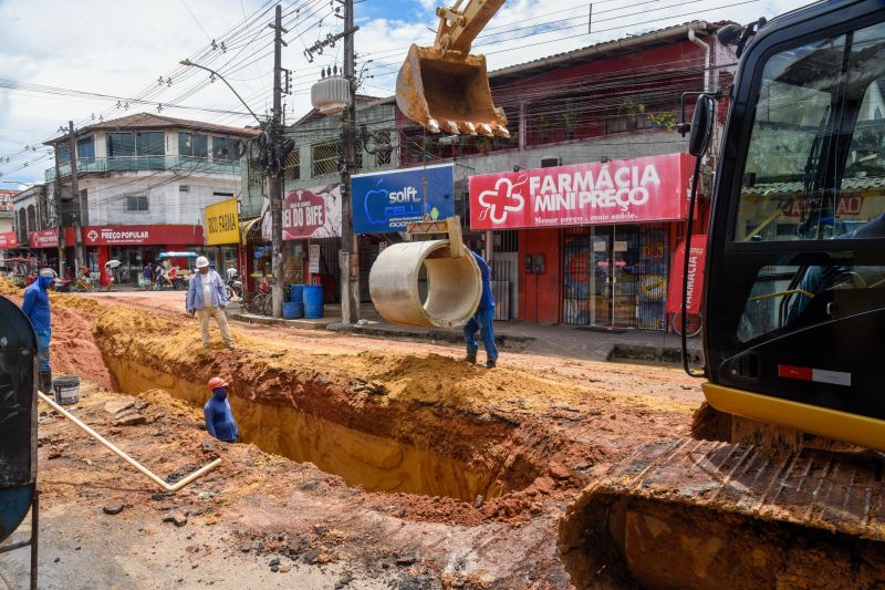 Serviços de Drenagem na arterial 5B próximo ao canteiro central do PAAR