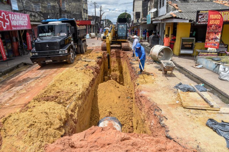 Serviços de Drenagem na arterial 5B próximo ao canteiro central do PAAR
