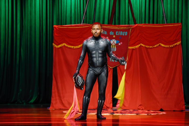 Certificação do curso, Cortejo Circense e Espetáculo Vira Peixe no teatro municipal