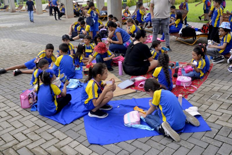 Visita guiada da escola sistema de ensino Um Passo para o Futuro no Parque Cultural Vila Maguary