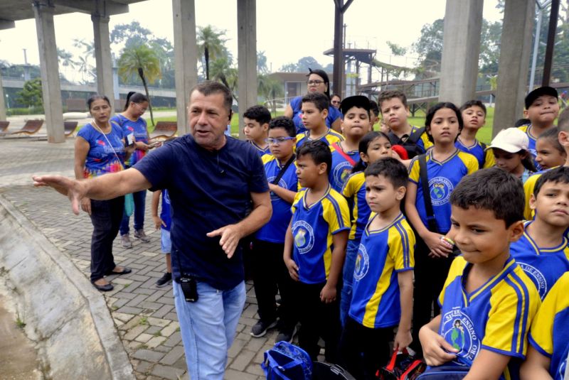 Visita guiada da escola sistema de ensino Um Passo para o Futuro no Parque Cultural Vila Maguary
