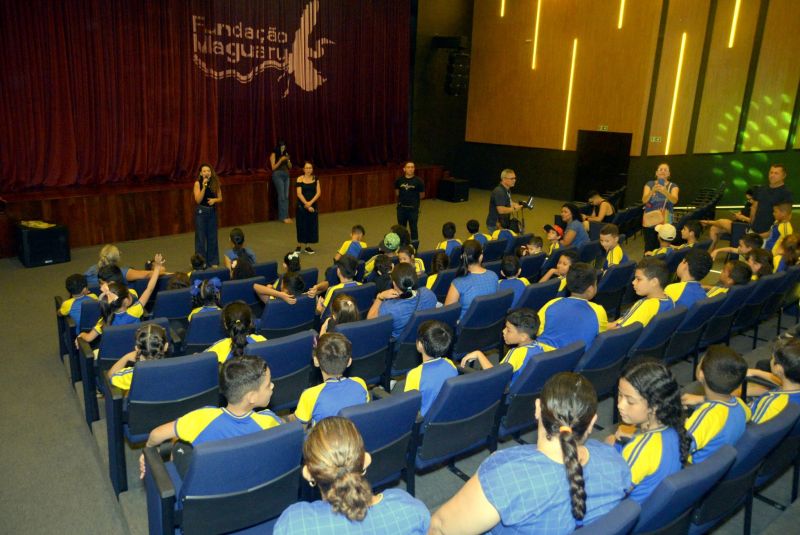Visita guiada da escola sistema de ensino Um Passo para o Futuro no Parque Cultural Vila Maguary