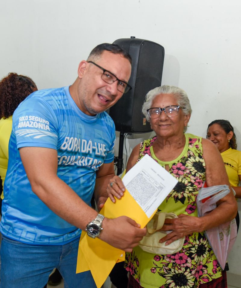 Entrega de Certidões de Registro de Imóveis na Comunidade da rua Cajuí no conjunto Guajará ll