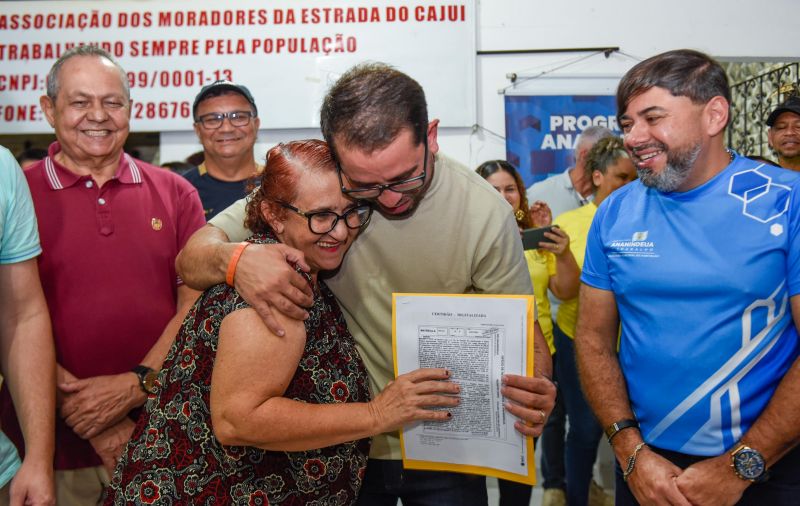 Entrega de Certidões de Registro de Imóveis na Comunidade da rua Cajuí no conjunto Guajará ll