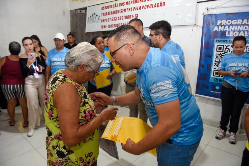 Entrega de Certidões de Registro de Imóveis na Comunidade da rua Cajuí no conjunto Guajará ll