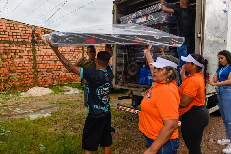 Entrega de ajuda humanitária as família afetadas pelas chuva no bairro Maguari