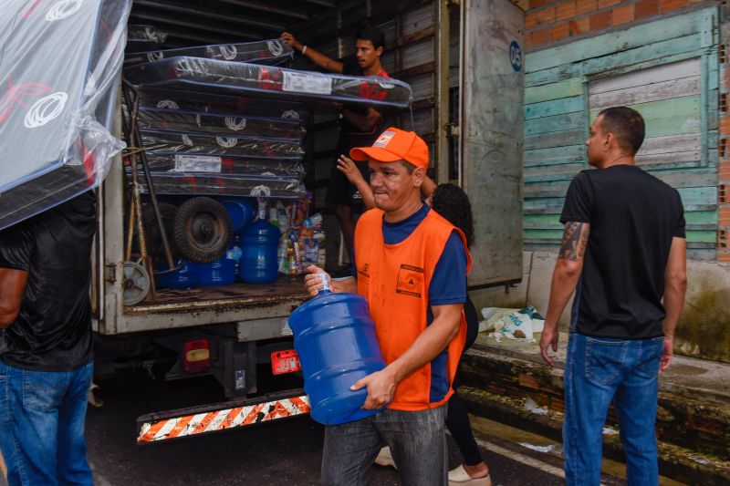 Entrega de ajuda humanitária as família afetadas pelas chuva no bairro Maguari