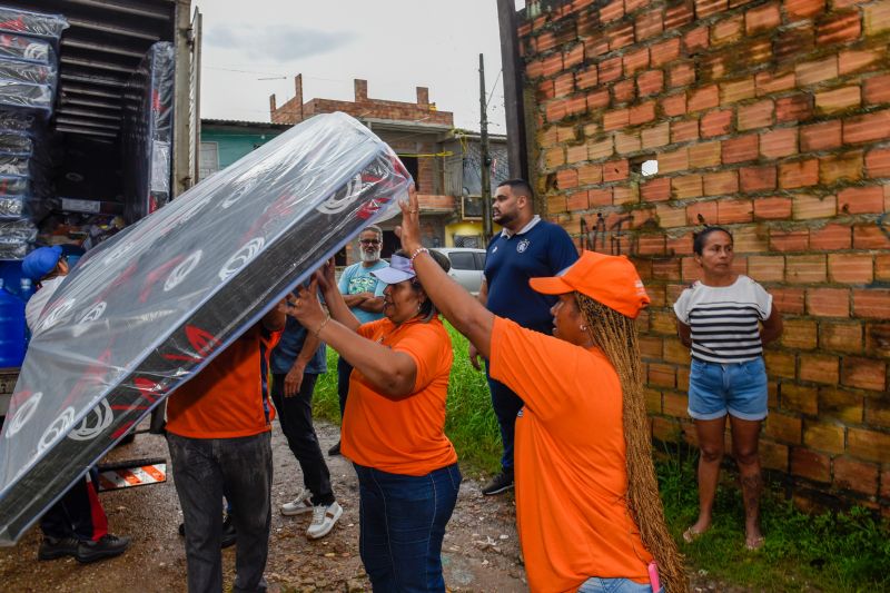 Entrega de ajuda humanitária as família afetadas pelas chuva no bairro Maguari