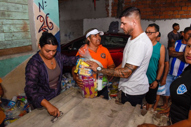 Entrega de ajuda humanitária as família afetadas pelas chuva no bairro Maguari