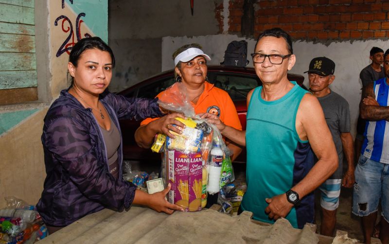 Entrega de ajuda humanitária as família afetadas pelas chuva no bairro Maguari