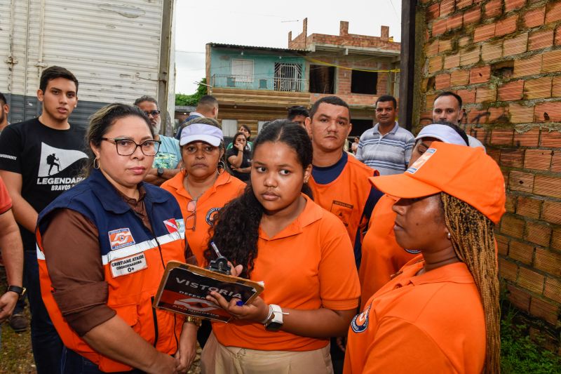 Entrega de ajuda humanitária as família afetadas pelas chuva no bairro Maguari