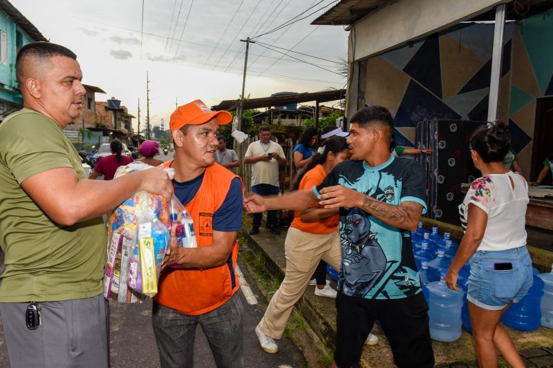 Entrega de ajuda humanitária as família afetadas pelas chuva no bairro Maguari
