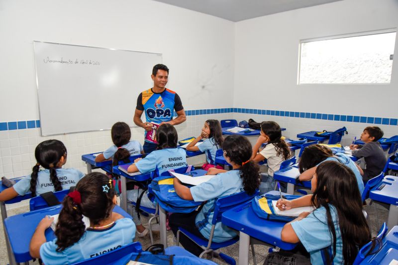 Entrega da revitalização e ampliação da EMEF Prof Yacta Rebêlo no Park Anne em Águas Lindas