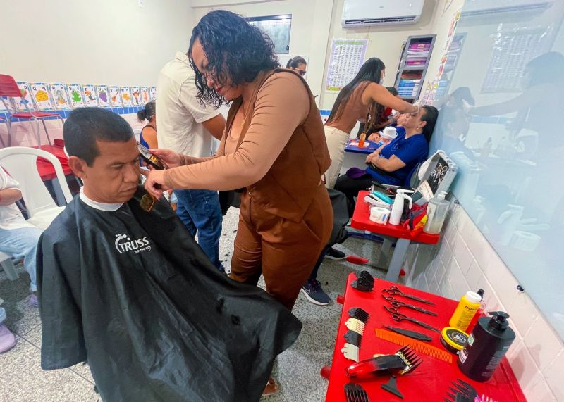 Prefeitura em Movimento na Escola Santa Margarida no bairro 40 Horas