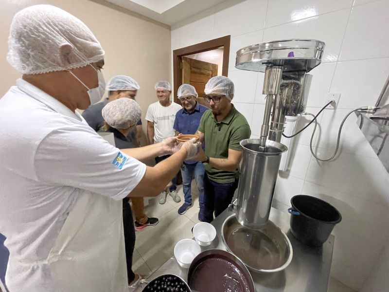 Entrega de tanque de branqueamento na Casa do Açaí