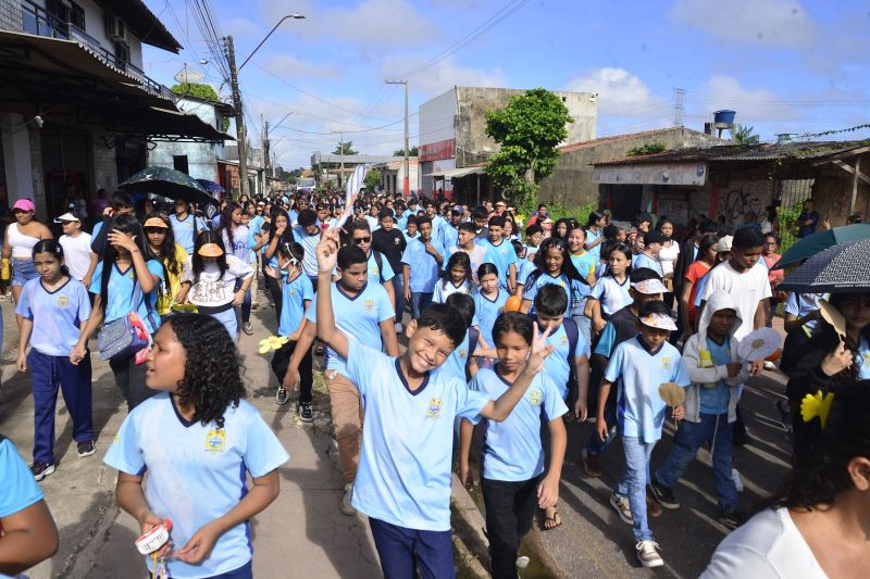 Caminhada de combate ao abuso e À Exploração Sexual de Crianças e Adolescentes na EMEF Maria Estelita