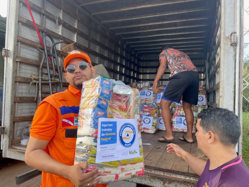 Entrega de cestas básicas e água na região das ilhas de Ananindeua