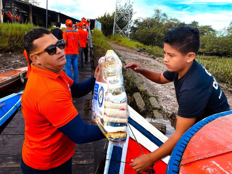 Entrega de cestas básicas e água na região das ilhas de Ananindeua