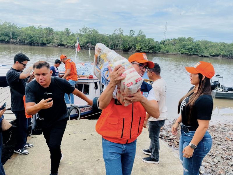 Entrega de cestas básicas e água na região das ilhas de Ananindeua