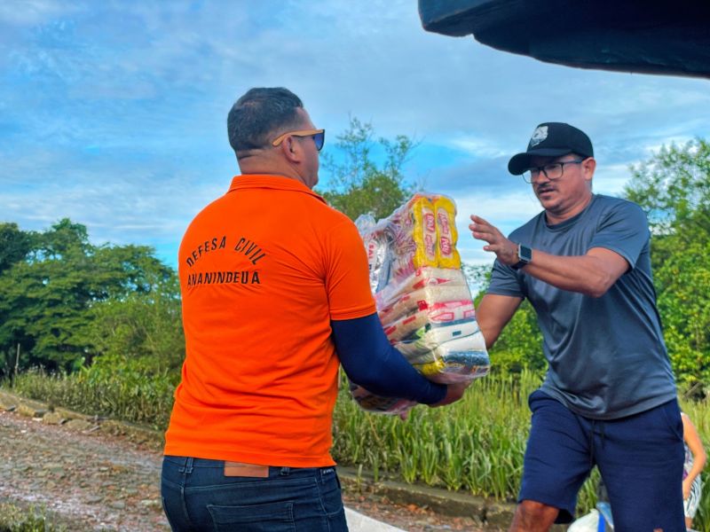 Entrega de cestas básicas e água na região das ilhas de Ananindeua