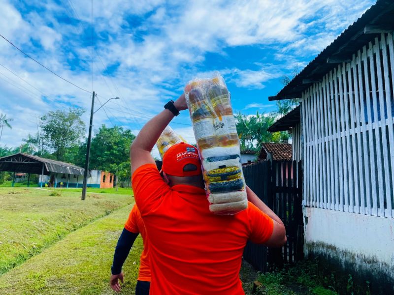 Entrega de cestas básicas e água na região das ilhas de Ananindeua